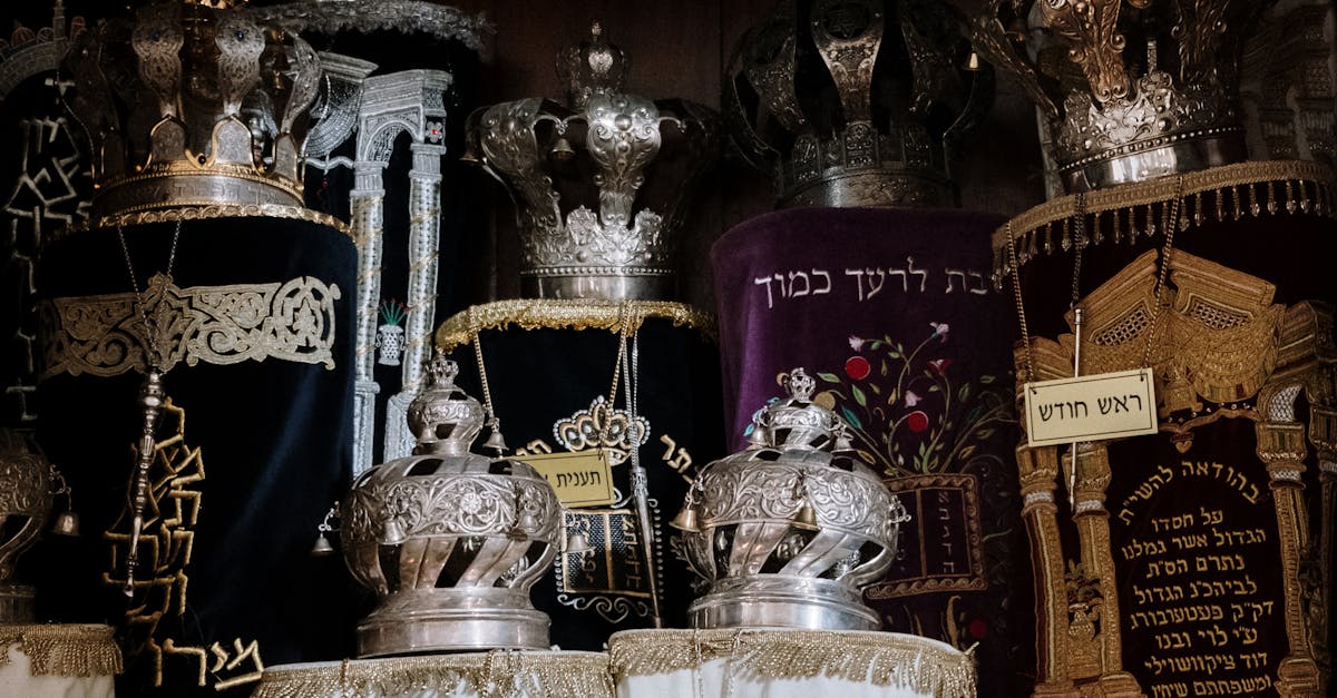 découvrez la richesse des noms hébreux, leur signification et leur histoire fascinante. plongez dans l'univers des prénoms, des noms bibliques et des traditions culturelles qui les entourent.